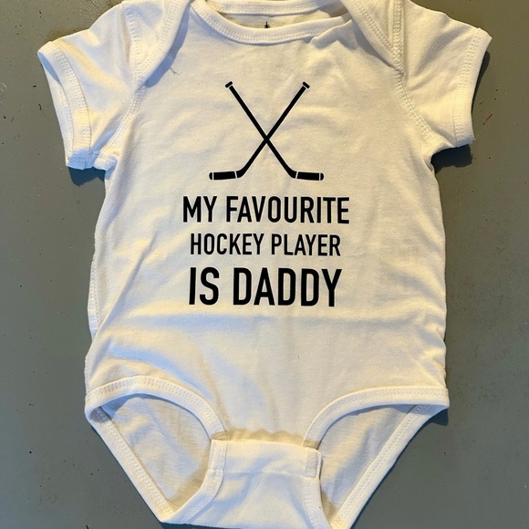Daddy is my Favorite Hockey Player Onesie, NEW sz 12 months - Picture 2 of 3
